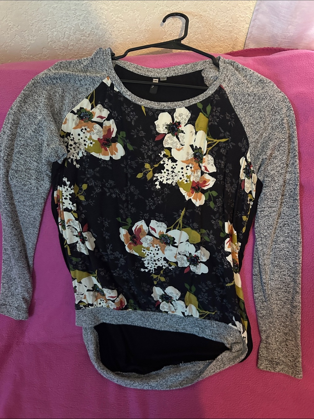Kut from the Kloth Black Floral Raglan Sweatshirt with Gray Sleeves